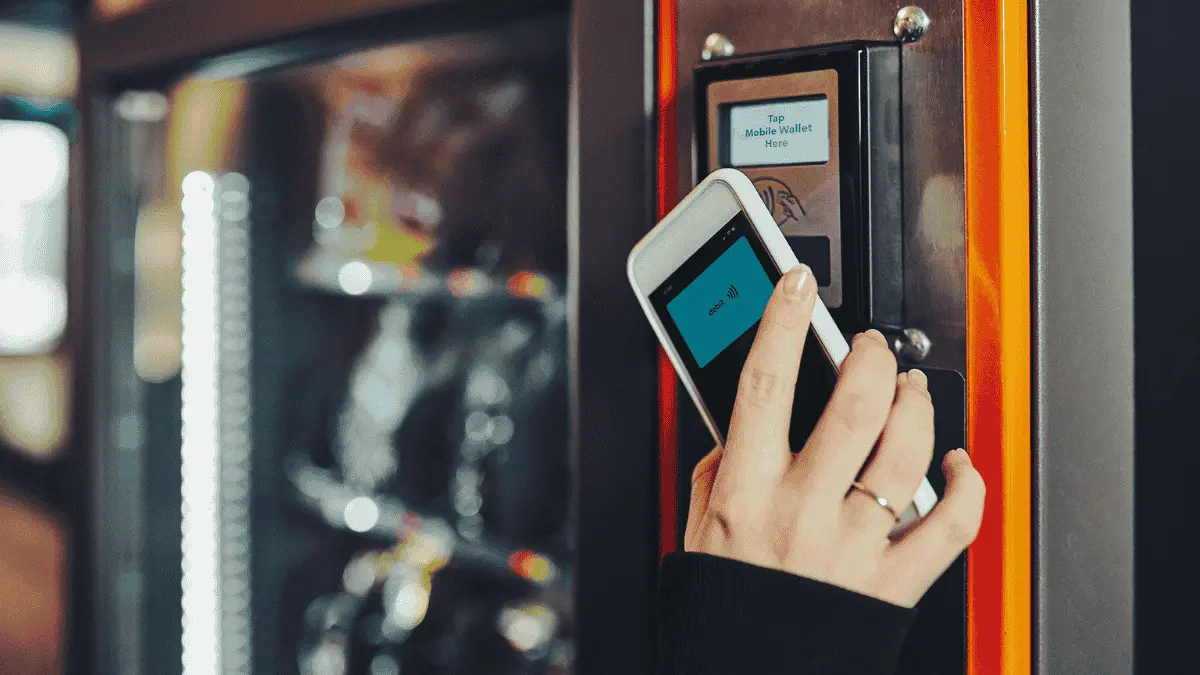 Using Phone QR to pay on the vending machine